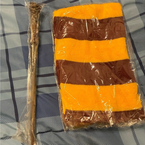 🆕 Black Wizard Robe with Hood and Red Lining. Includes scarf and wand XXL - Picture 6 of 7